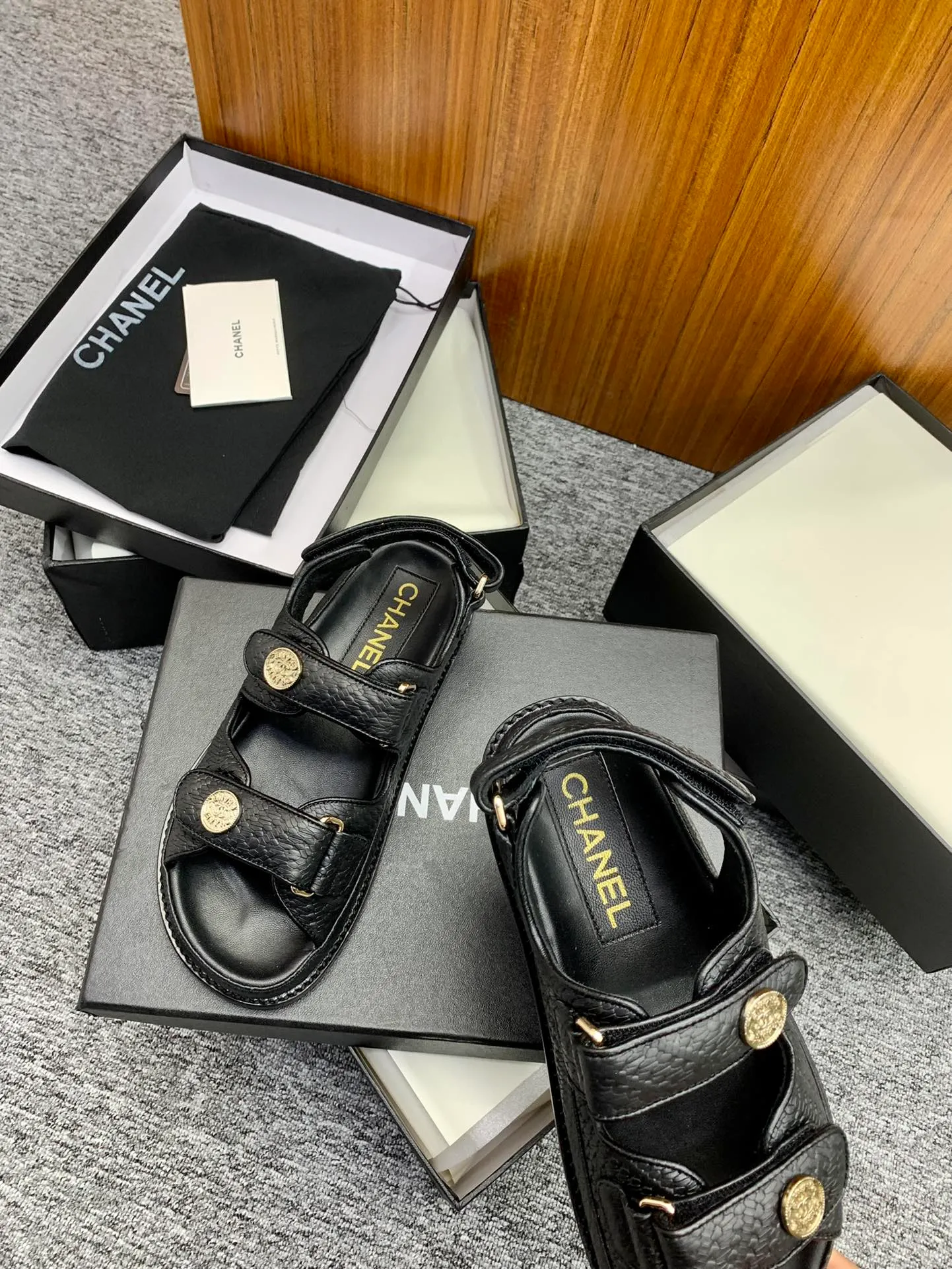 👟👟Ex-factory price 480👟👟 👑Crown👑Top purchasing version✈️ CHANEL Xiaoxiang 2022 spring and summer latest season double C Velcro casual sandals! Summer beach sandals 🏖️! A sandal that is super comfortable on your feet! A must-have classic! ✊Adhere to the original 1:1 mold customization! Feel free to compare! Give you a genuine foot feel! The first choice for high-end customers to purchase ❤️ [Material] 👑 Fabric: Original customized pebbled cowhide/satin buckle 👑 Lining: Original imported water-dyed sheepskin 👑 Outsole: Original open-molded genuine leather outsole [Number of yards] 35-41 (⚠️34/41 needs to be customized, non-refundable and non-exchangeable) [Packaging] 🎁Configured with original packaging
